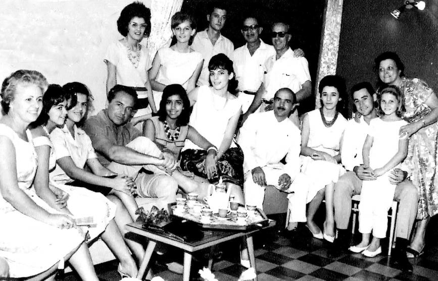 ENCONTRO EM OURINHOS — Na casa de Rodolfo Pellegrino e Maria Pulcinelli, em Ourinhos, numa alegre reunião com o ator de cinema Rossano Brazzi (sentado à esquerda), estão Mariza Gomes (mulher do ex-jogador Milão, da Santacruzense), Olavínea Negrão, Nelma A