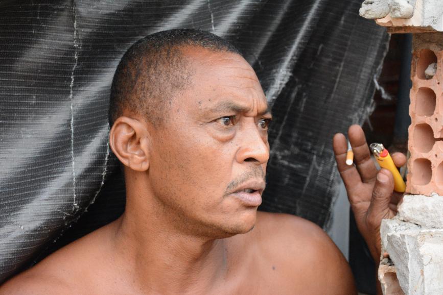 Rubens conta que o auxílio de R$ 600 ajudava a cuidar da filha de dez anos (Foto: André Fleury)