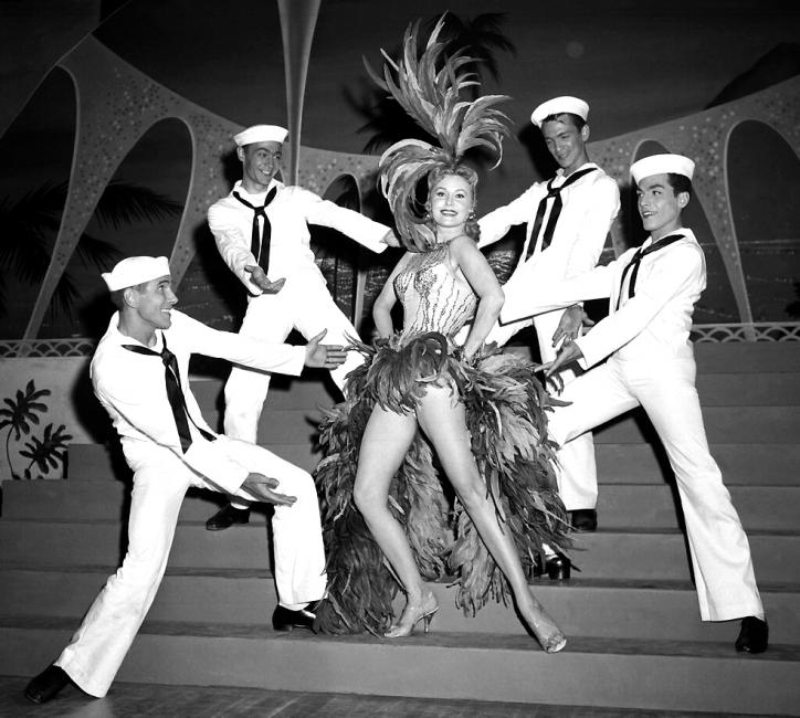 Em foto de 1957, Rhonda começa a se destacar também como cantora
