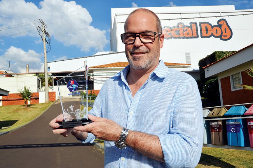 O empresário Erik Manfrim segura prêmio que a empresa conquistou em 2017