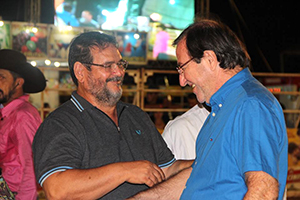 No final da festa, Marrero e Otacílio se cumprimentam