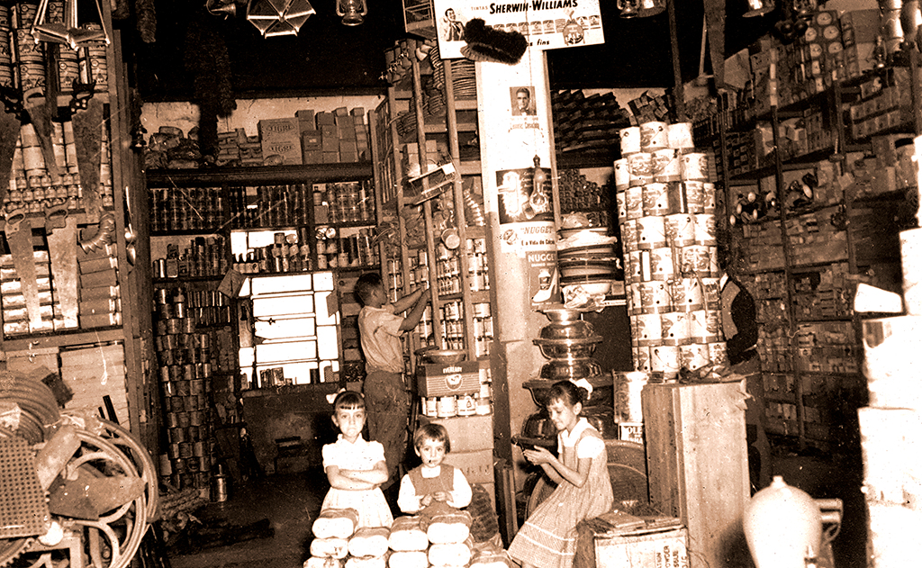 TRADIÇÃO — Ana Maria (centro) posa com as duas irmãs na “Casa Garcia”, em foto provavelmente de 1957