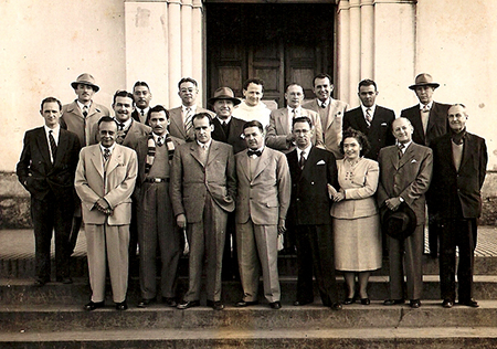 Em 1949, entre políticos, Camarinha está ao lado do senador Lino de Mattos