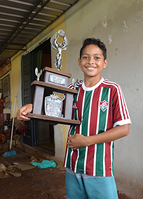 Cristian mostra troféu do gol mais bonito num torneio de Piratininga