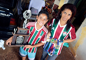 A mãe Sandra apoia a carreira "mirim" de Cristian