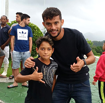 Com o zagueiro Gustavo Scarpa