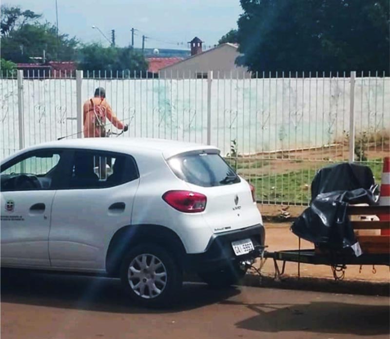 Funcionário público é flagrado aparando grama em igreja