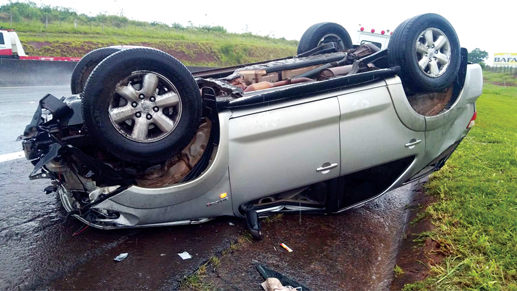 Carro capota na SP-327