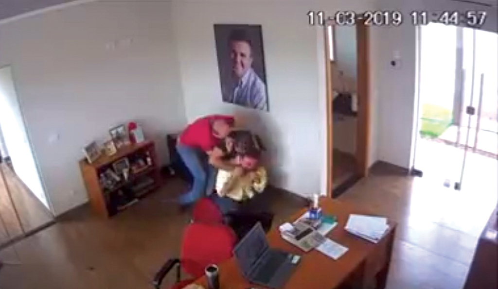 Empresário é agredido pelo filho e publica imagens em rede social