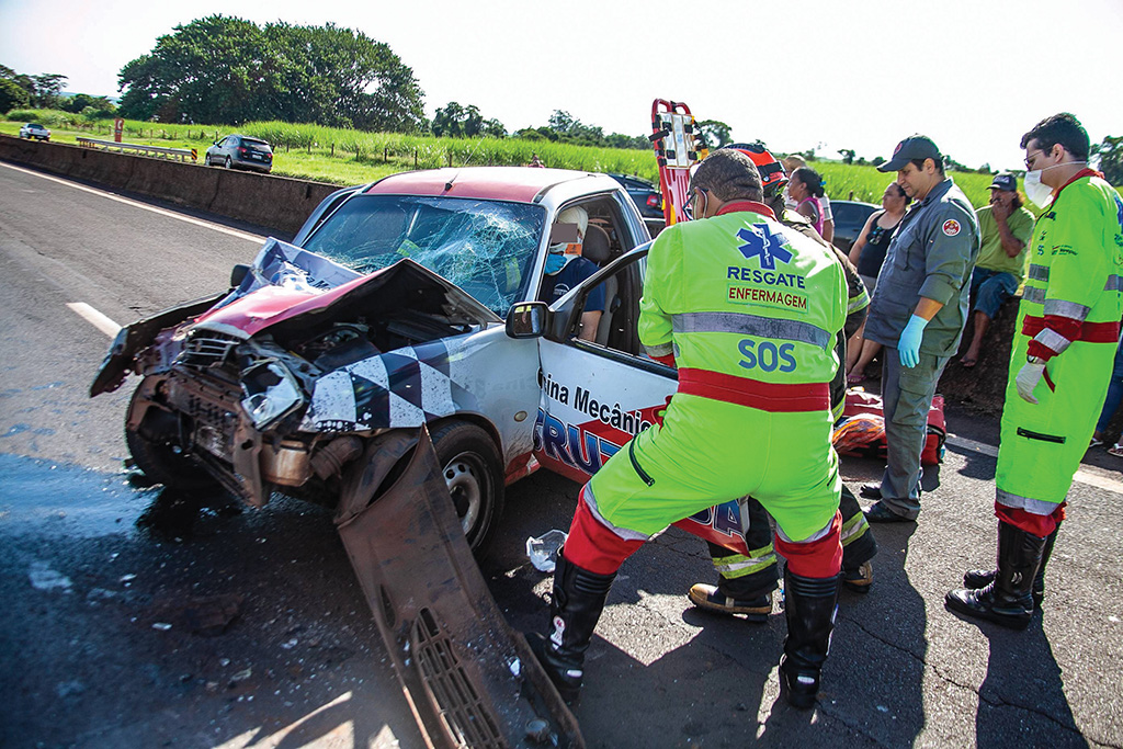 Mecânico fica ferido em batida na rodovia SP-327