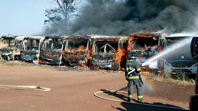 Incêndio destruiu sete ônibus que já estavam sucateados no pátio da Codesan