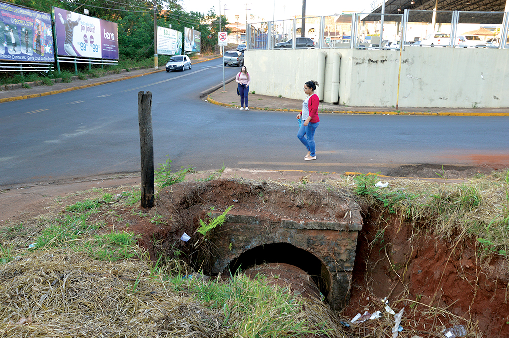 Buraco no centro de Santa Cruz ameaça pedestres