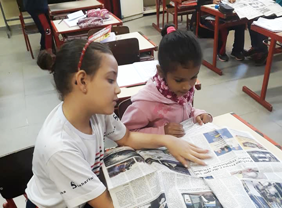 Professora usa o jornal em atividades com alunos do Ensino Fundamental