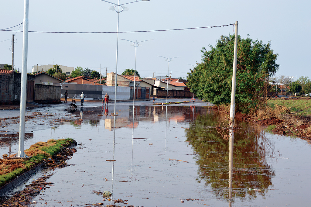 Avenida no São João continua com alagamento