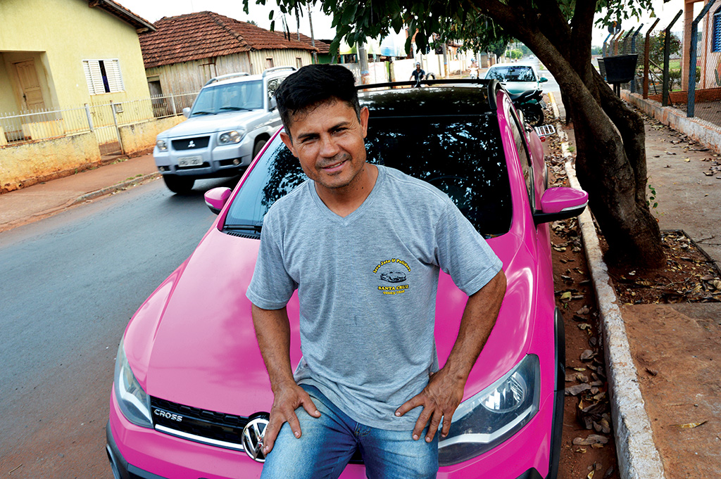 Carro cor-de-rosa é destaque nas ruas