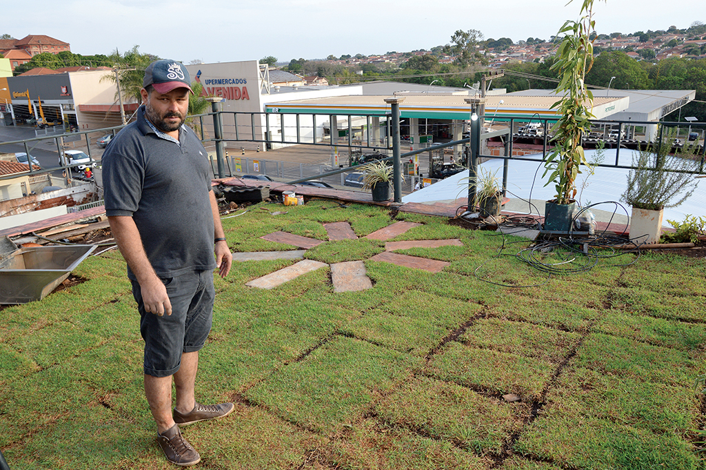 Empresário cria ‘jardim suspenso’  sobre telhado da própria residência