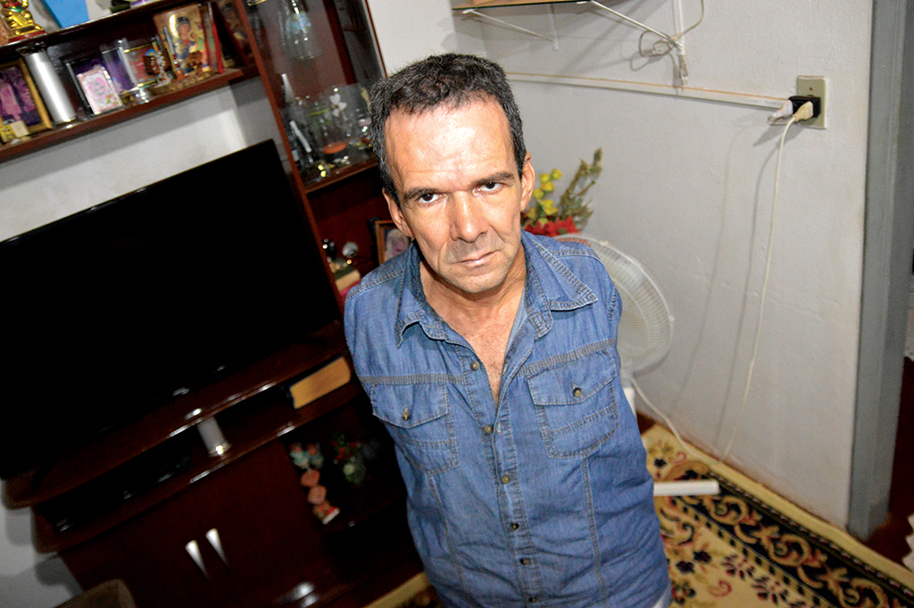 ‘Não me deixam aposentar’, diz homem que nasceu sem os dois braços