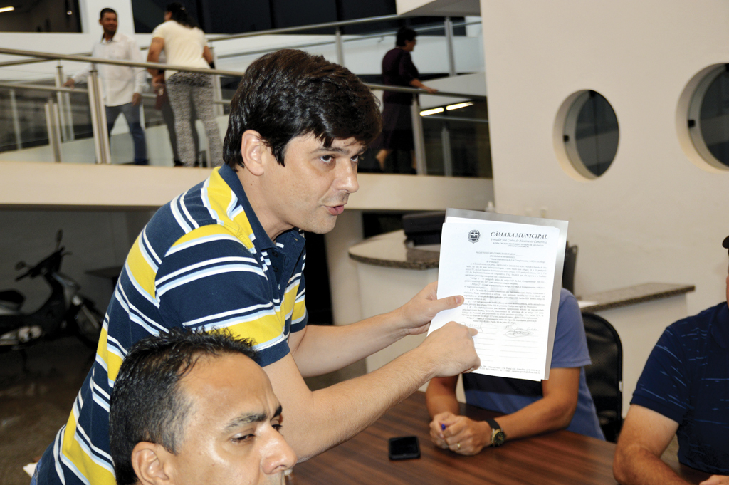Vereadores ganham mais prazo para defesa e parecer será votado dia 21