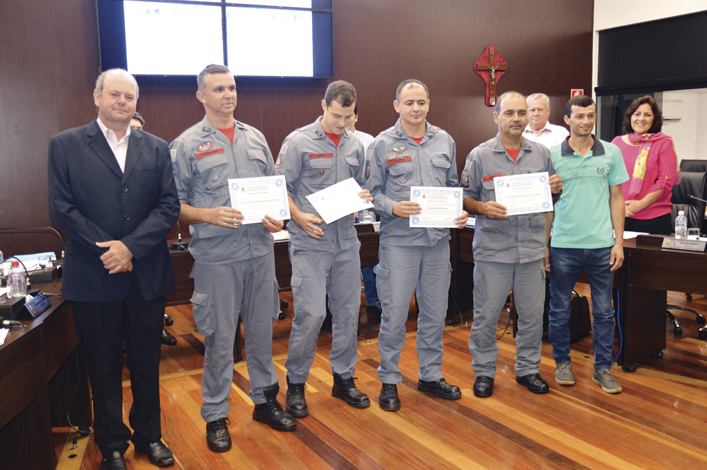 Vereadores entregam homenagens a órgãos e moradores da cidade