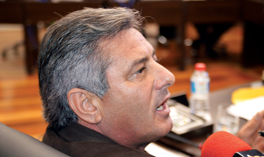 Lourival foi contratado no mesmo dia em que entidade assumiu UPA