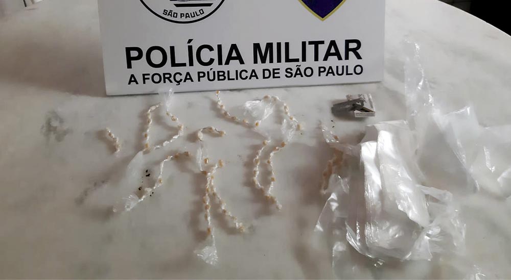 Polícia recupera moto furtada e apreende 91 pedras de crack