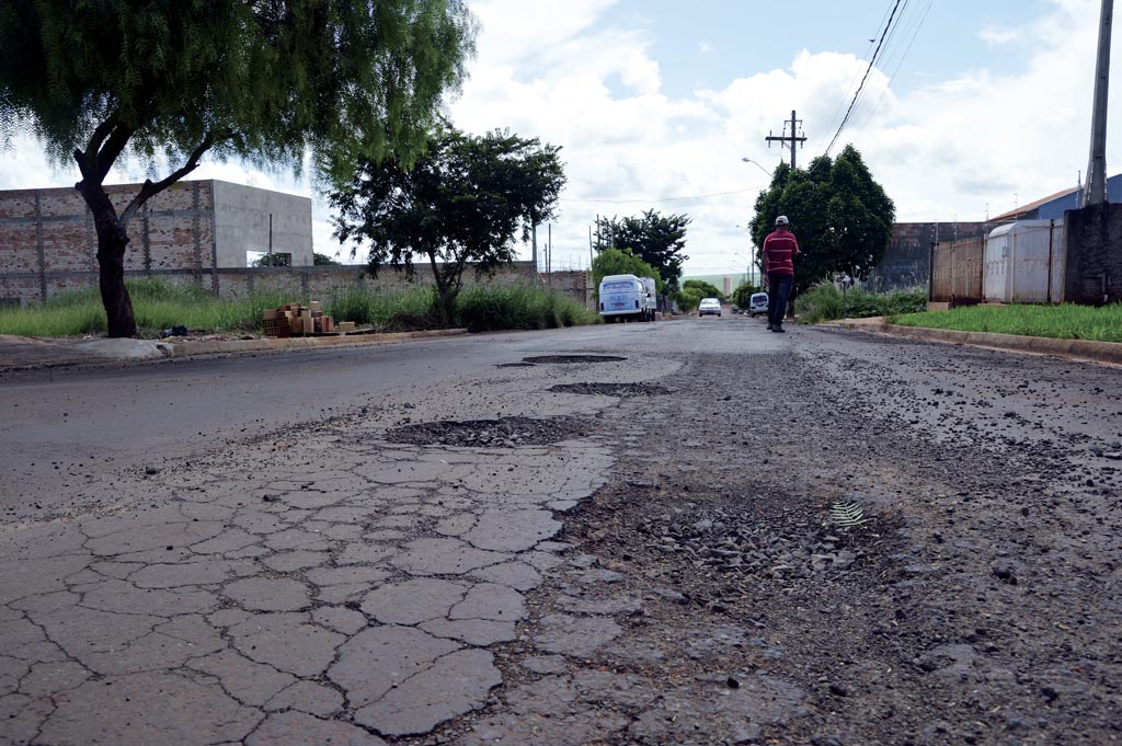 No bairro Jardim Horizonte, rua tem 26 buracos numa única quadra