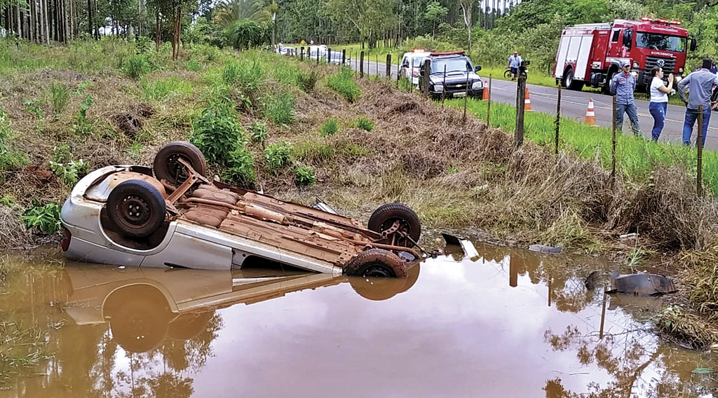 Carro capota, cai em poça  e motorista morre afogado