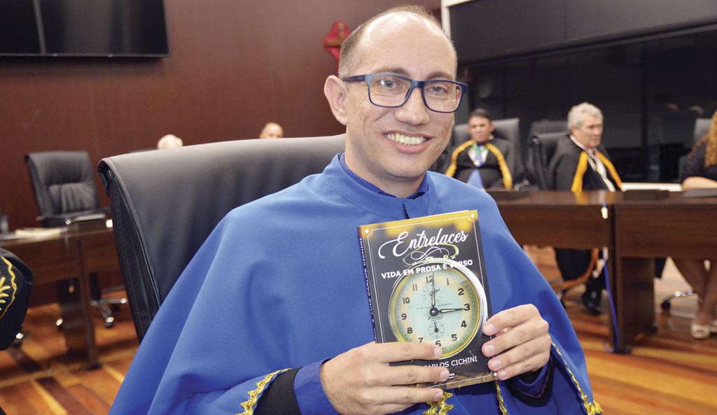 Professor de S. Cruz lança seu primeiro livro em evento no auditório da Câmara