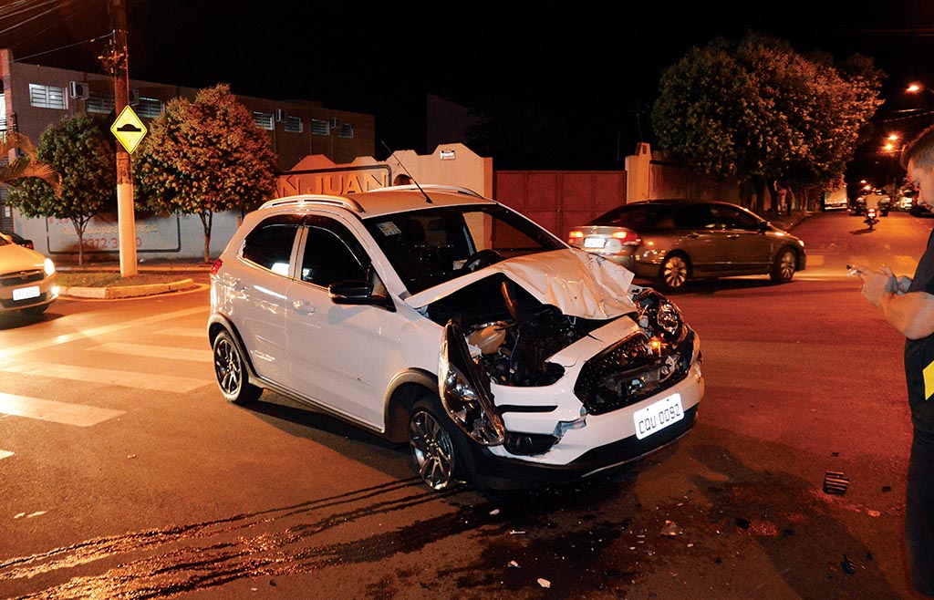 Motorista foge após provocar acidente em avenida de Santa Cruz