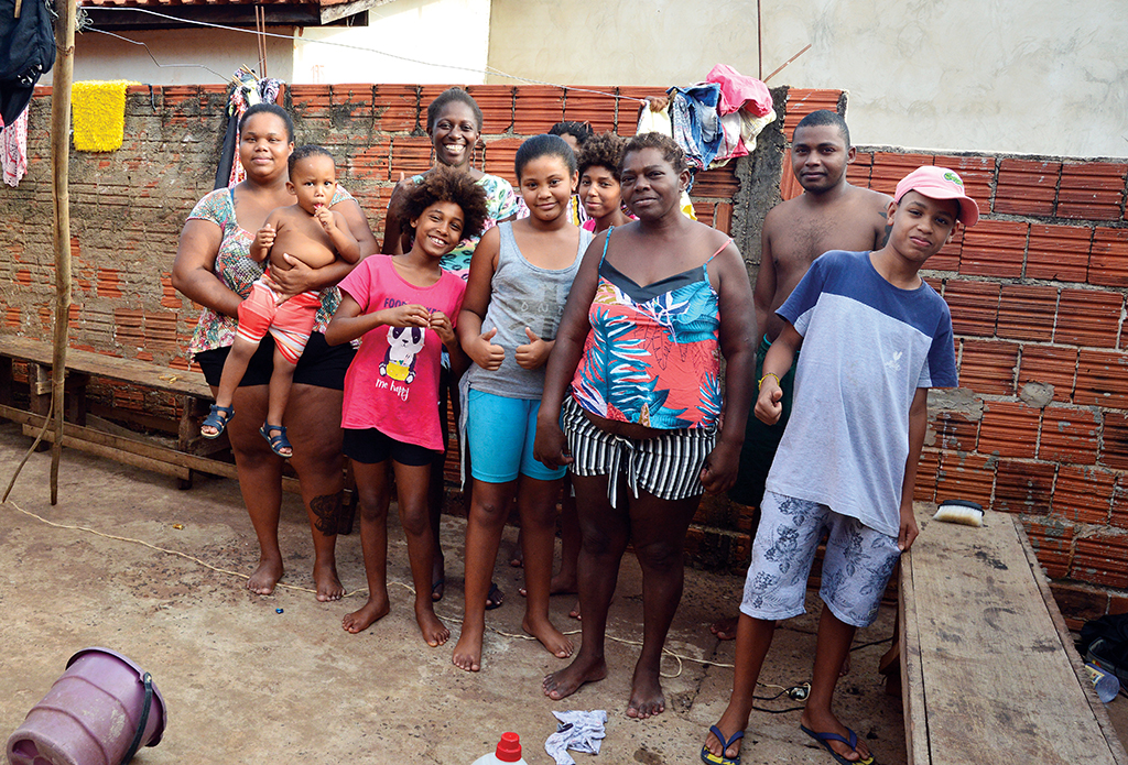 Sem alternativa, famílias da Bom Jardim vivem com aglomeração