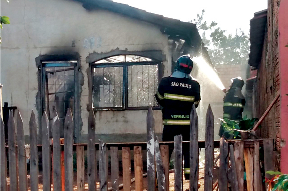 Incêndio destrói casa na Bom Jardim