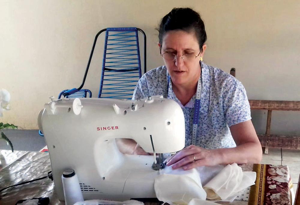Voluntárias da Assistência Social costuram máscaras contra o coronavírus