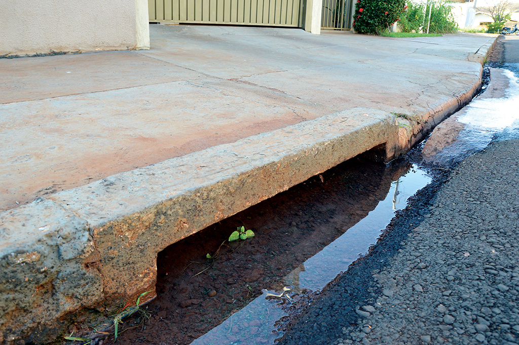 Bairro de Santa Cruz sofre com falta de bueiros