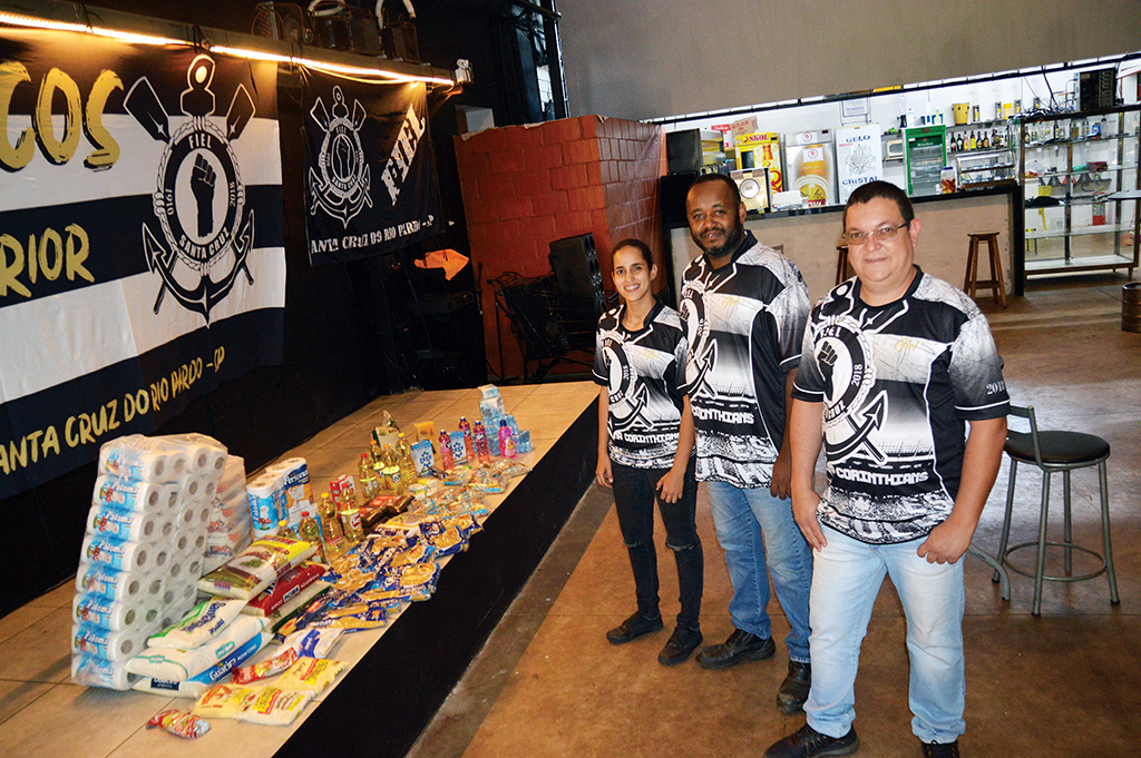 Uniformizada do Corinthians em Santa Cruz arrecada alimentos para doar