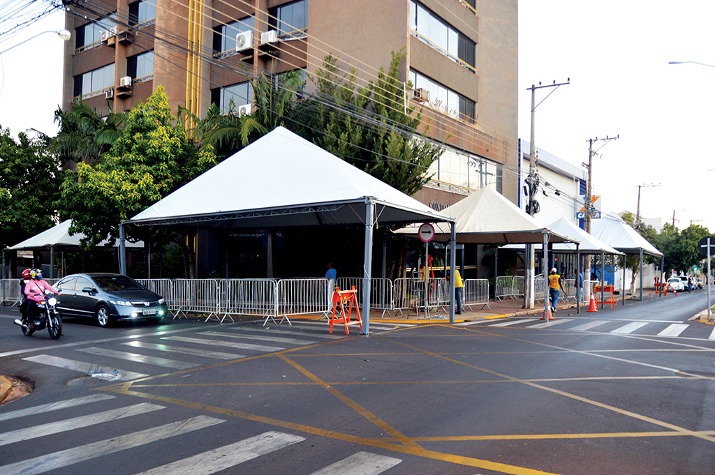 Prefeitura de Santa Cruz instala estrutura para pessoas na fila da CEF