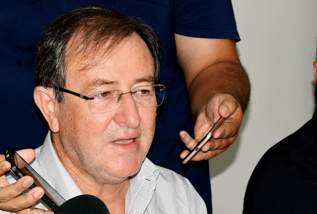 Irritado, Otacílio xinga jornalistas de ‘urubus’