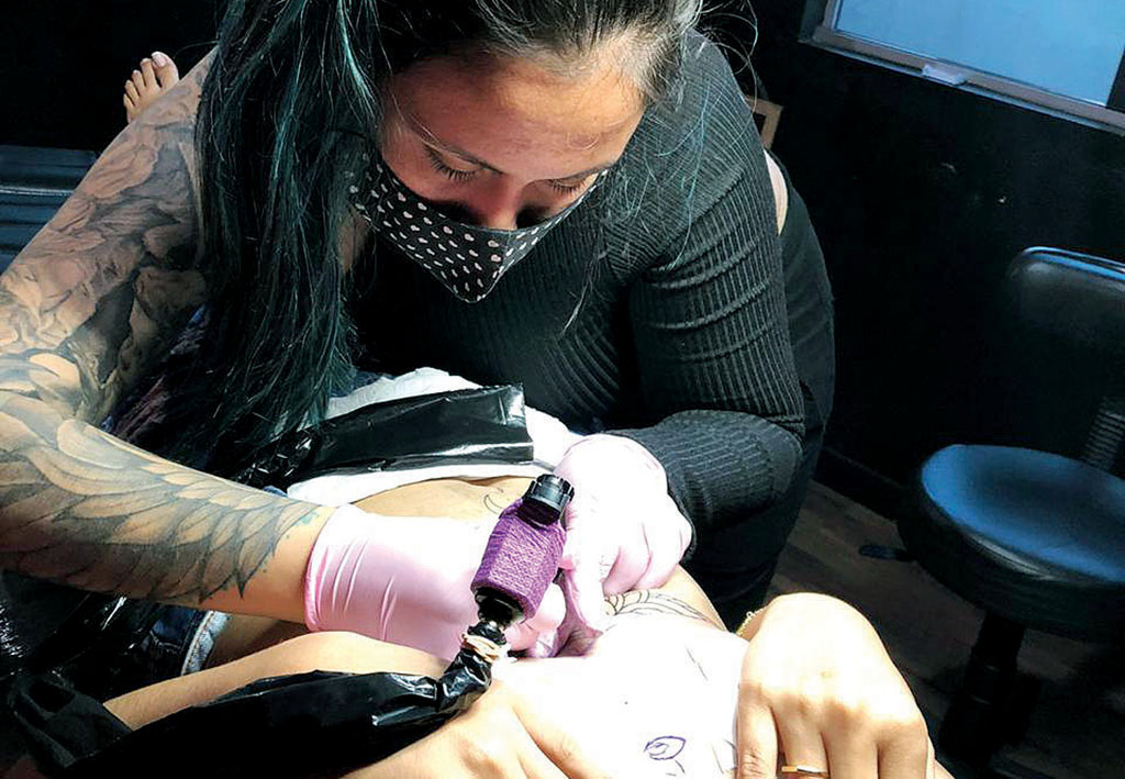 Mulheres se tatuam cada vez mais