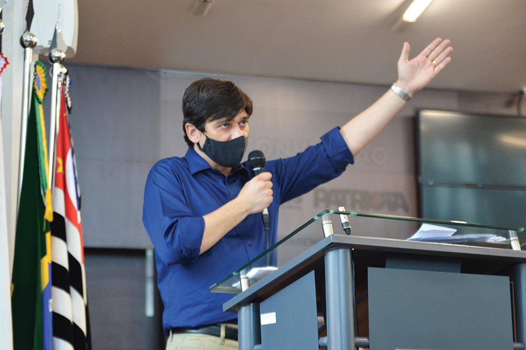 Murilo alfineta secretarias, valoriza Cury e se compara às torres gêmeas