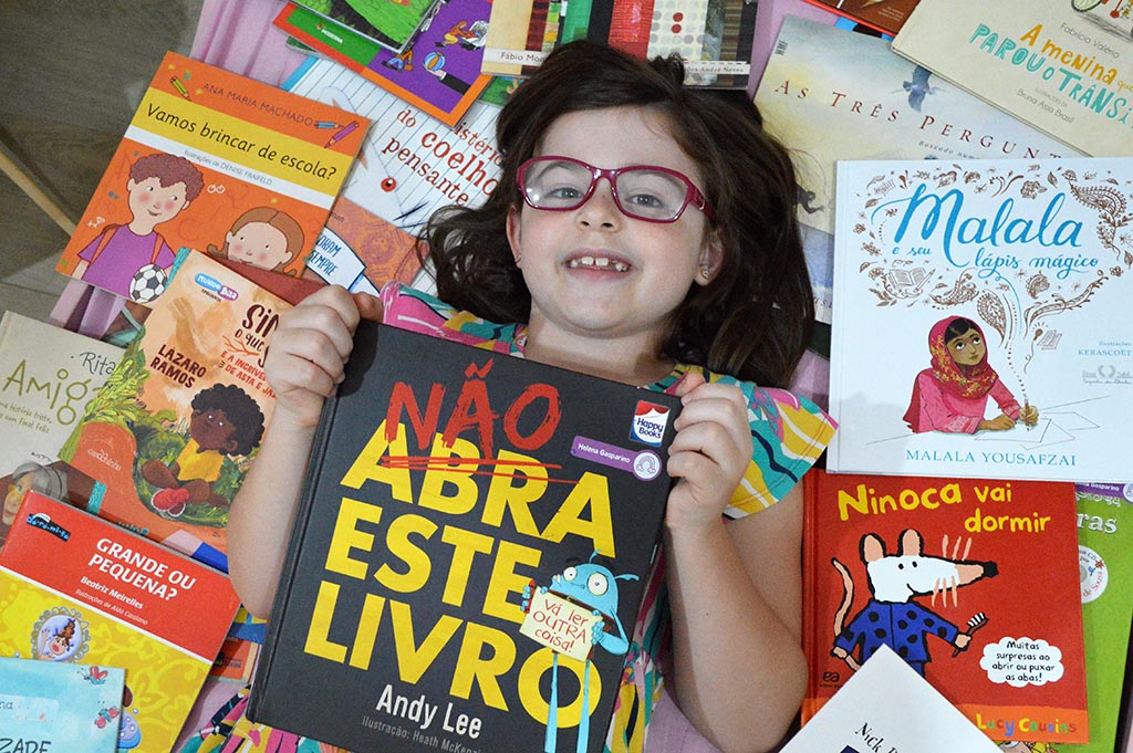 Aos oito anos, Helena já leu quase 300 livros