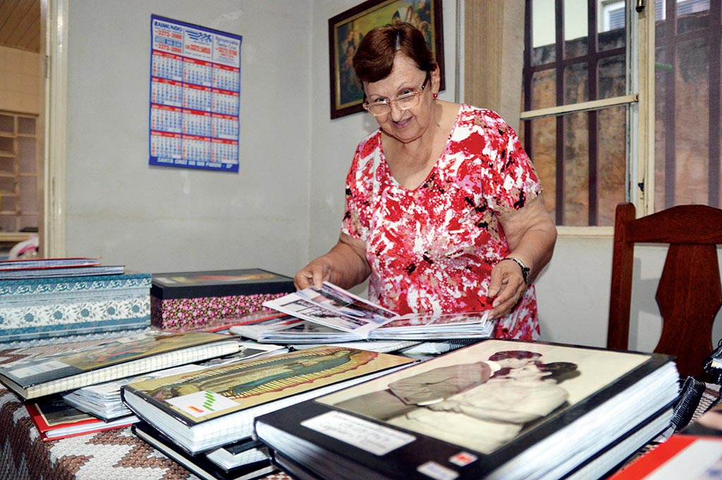 Morre a professora de Santa Cruz que escreveu Bíblia à mão
