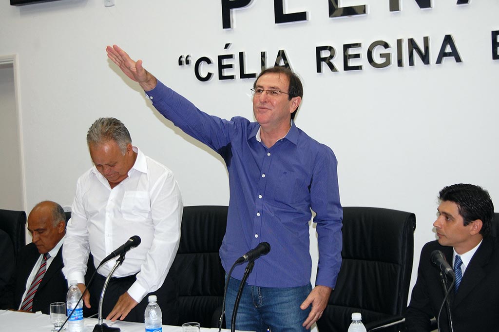 TJ suspende os reajustes e reduz salários de prefeito, vice, secretários e vereadores