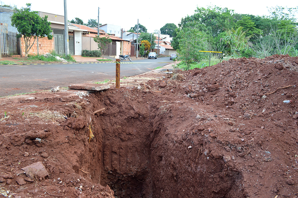 Obra de esgoto corta árvores e invade terrenos particulares em Santa Cruz