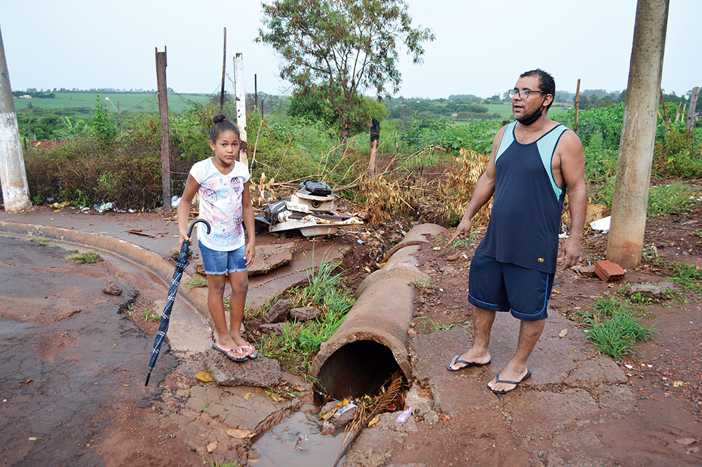 Chuva provoca estragos na Divineia e Codesan conserta guia e cano