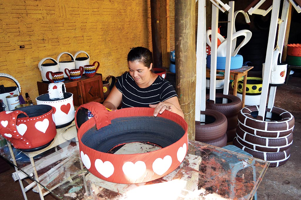 Arte solidária feita com pneus gera recursos para entidade de S. Cruz